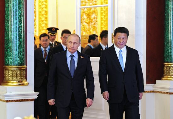Vladimir Putin and Xi Jinping sign joint documents and make statements for the press