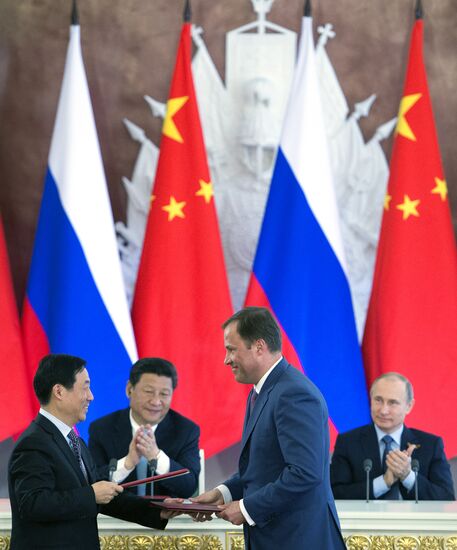 Vladimir Putin and Xi Jinping sign joint documents and make statements for the press