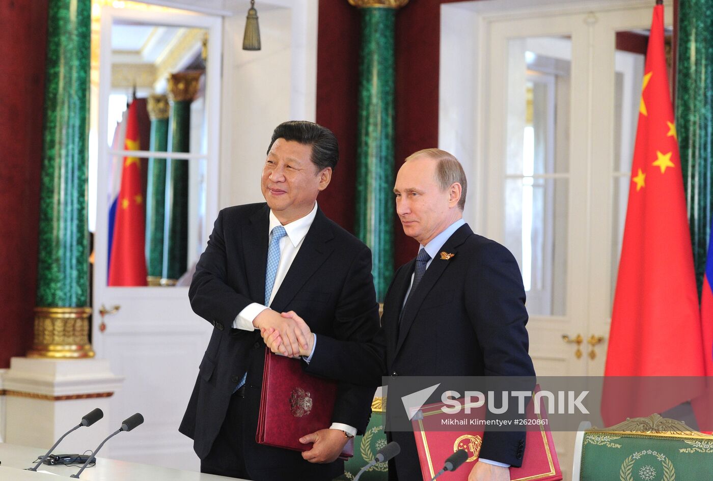 Vladimir Putin and Xi Jinping sign joint documents and make statements for the press