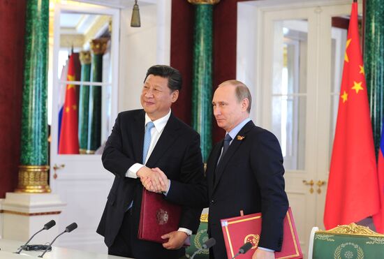 Vladimir Putin and Xi Jinping sign joint documents and make statements for the press