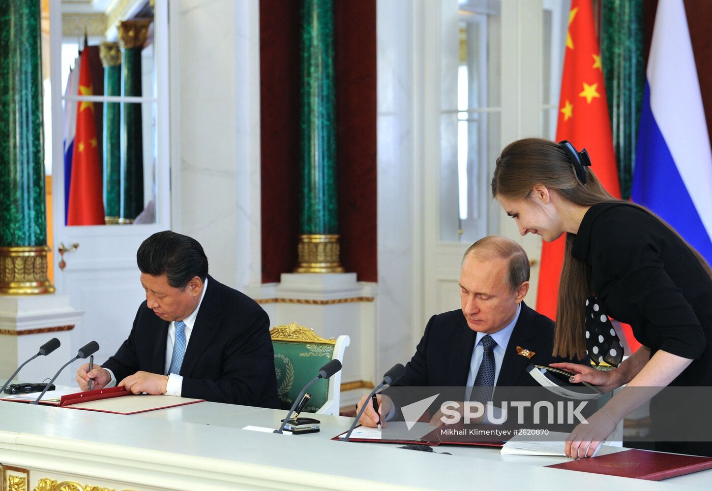 Vladimir Putin and Xi Jinping sign joint documents and make statements for the press