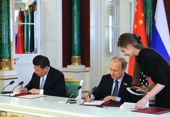 Vladimir Putin and Xi Jinping sign joint documents and make statements for the press