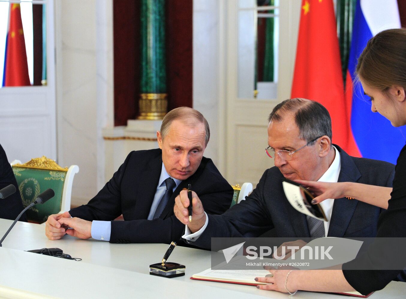 Vladimir Putin and Xi Jinping sign joint documents and make statements for the press