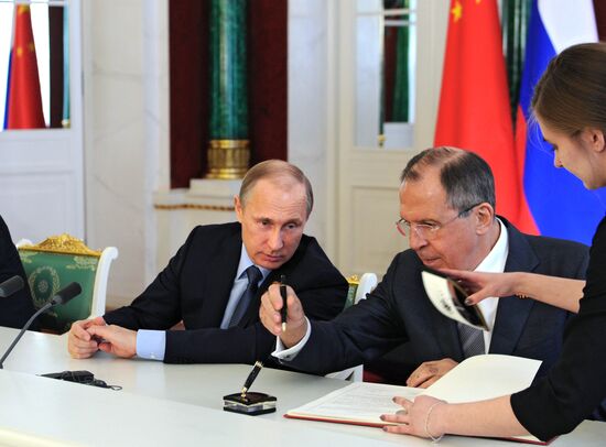 Vladimir Putin and Xi Jinping sign joint documents and make statements for the press