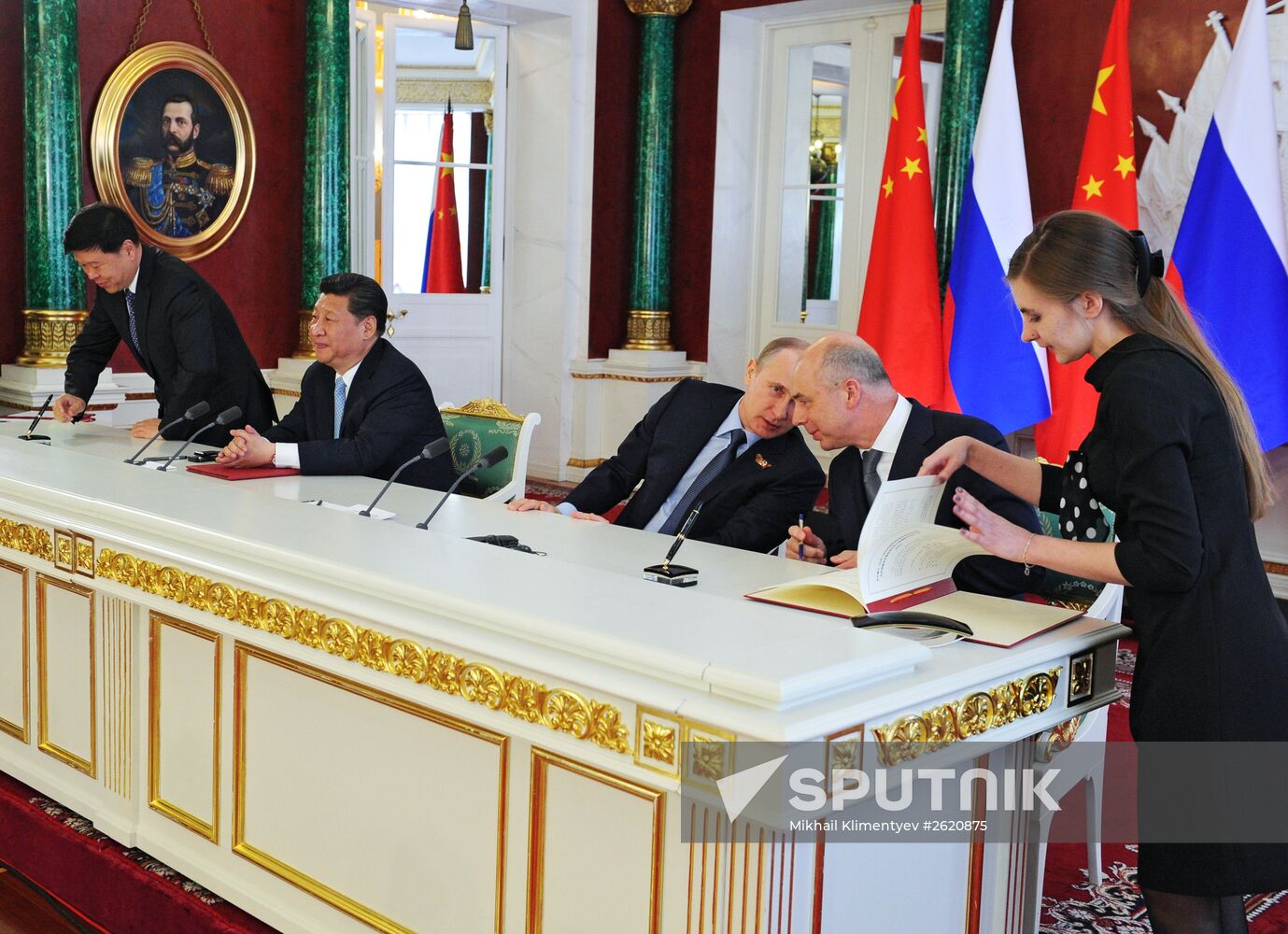 Vladimir Putin and Xi Jinping sign joint documents and make statements for the press