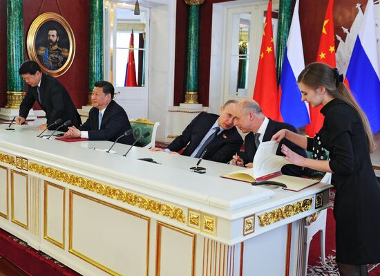 Vladimir Putin and Xi Jinping sign joint documents and make statements for the press