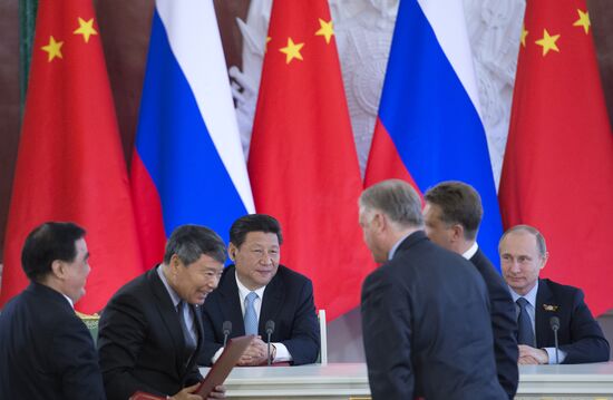 Vladimir Putin and Xi Jinping sign joint documents and make statements for the press