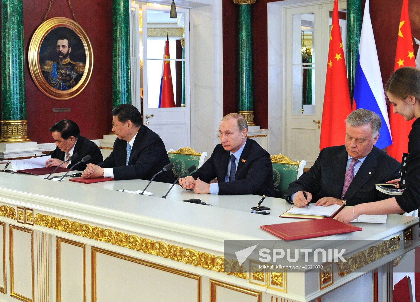 Vladimir Putin and Xi Jinping sign joint documents and make statements for the press