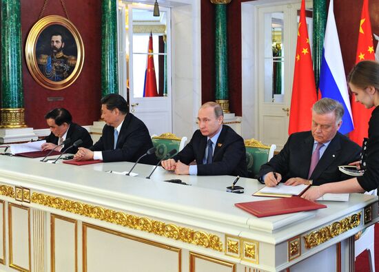 Vladimir Putin and Xi Jinping sign joint documents and make statements for the press