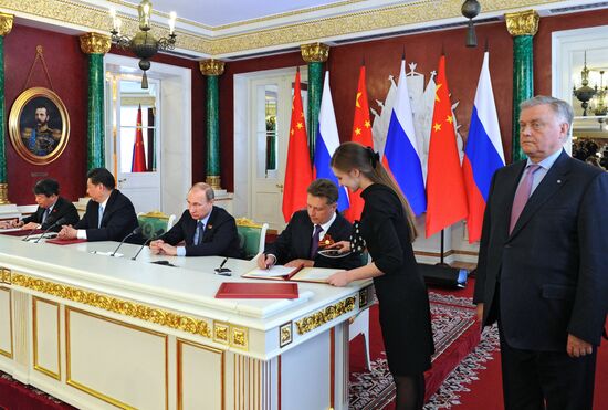 Vladimir Putin and Xi Jinping sign joint documents and make statements for the press