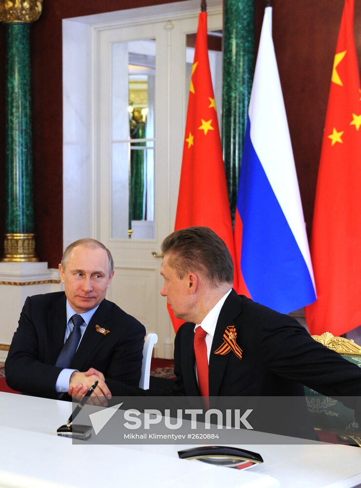 Vladimir Putin and Xi Jinping sign joint documents and make statements for the press