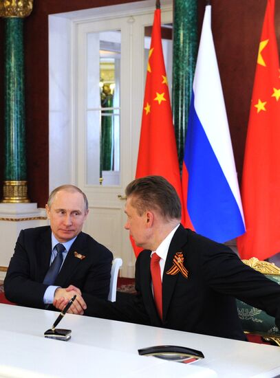 Vladimir Putin and Xi Jinping sign joint documents and make statements for the press