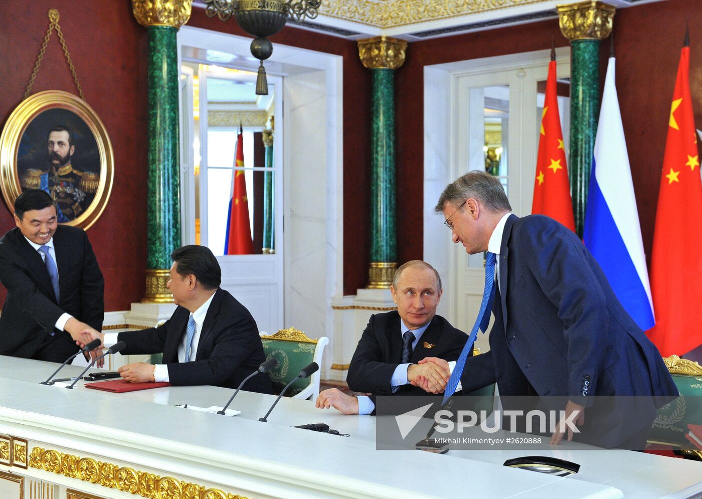 Vladimir Putin and Xi Jinping sign joint documents and make statements for the press