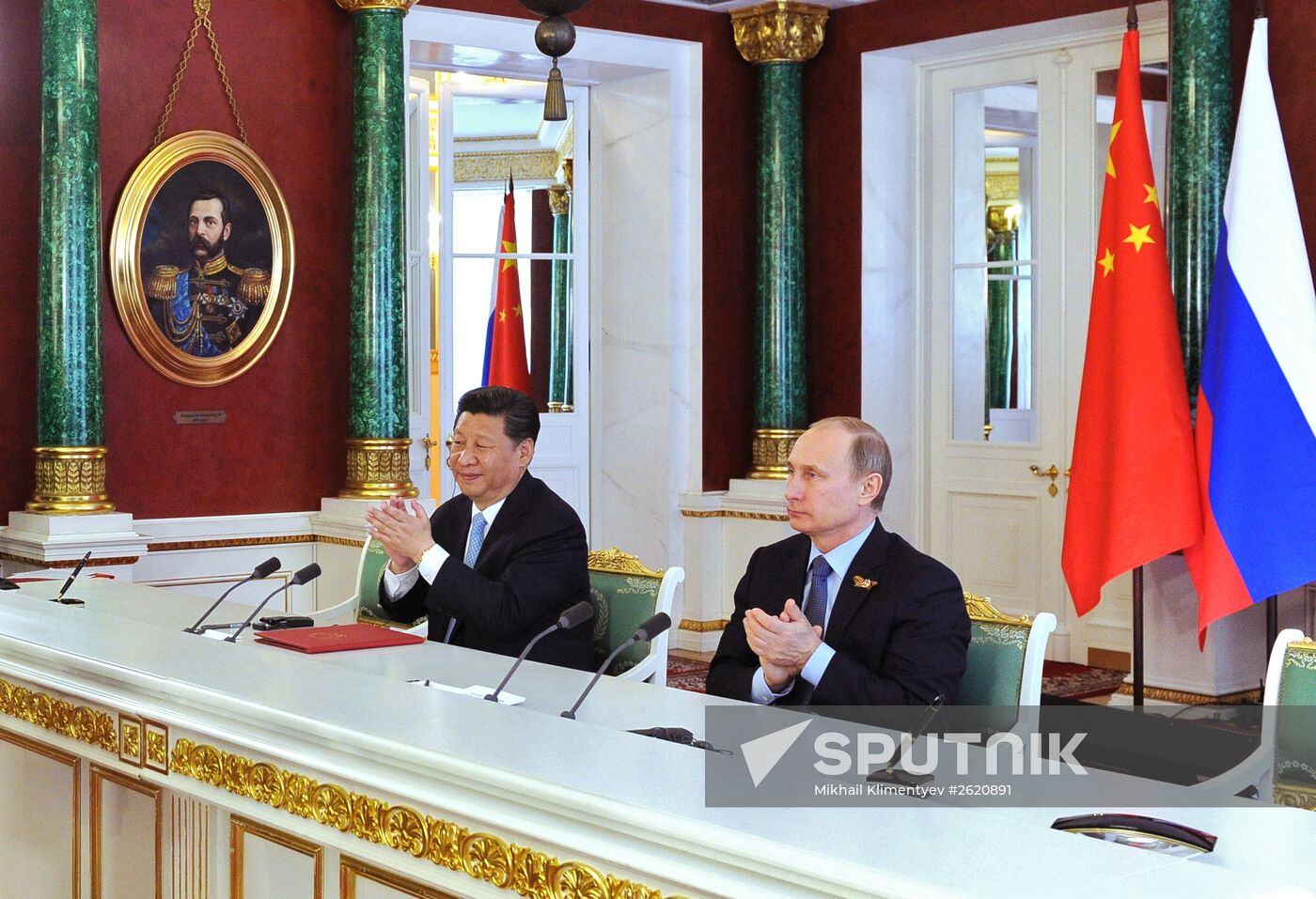 Vladimir Putin and Xi Jinping sign joint documents and make statements for the press