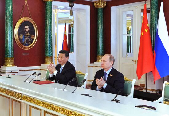 Vladimir Putin and Xi Jinping sign joint documents and make statements for the press