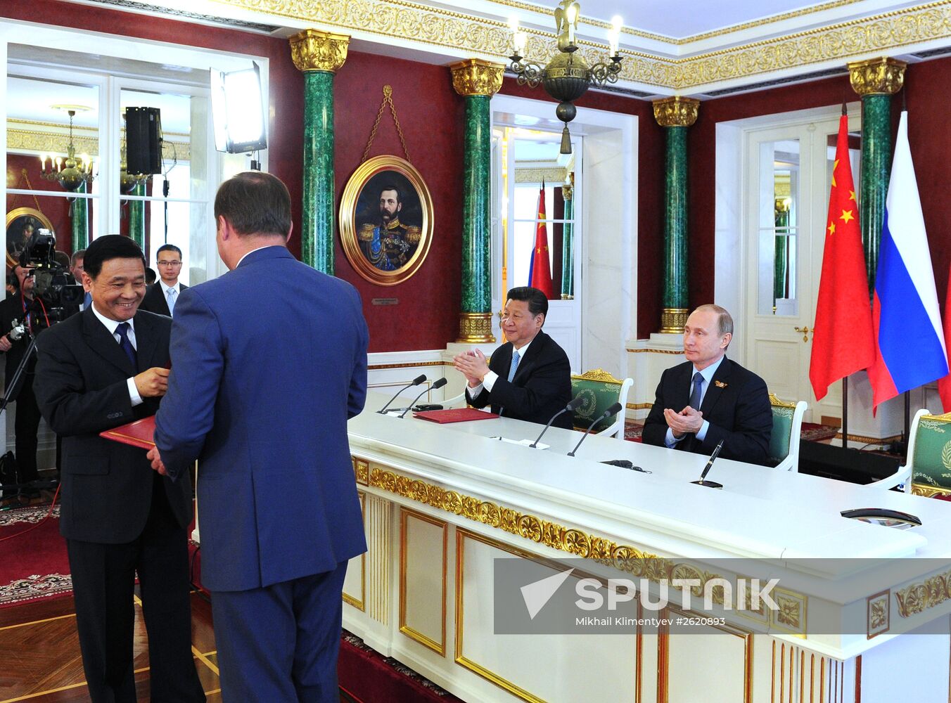 Vladimir Putin and Xi Jinping sign joint documents and make statements for the press