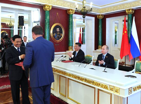 Vladimir Putin and Xi Jinping sign joint documents and make statements for the press