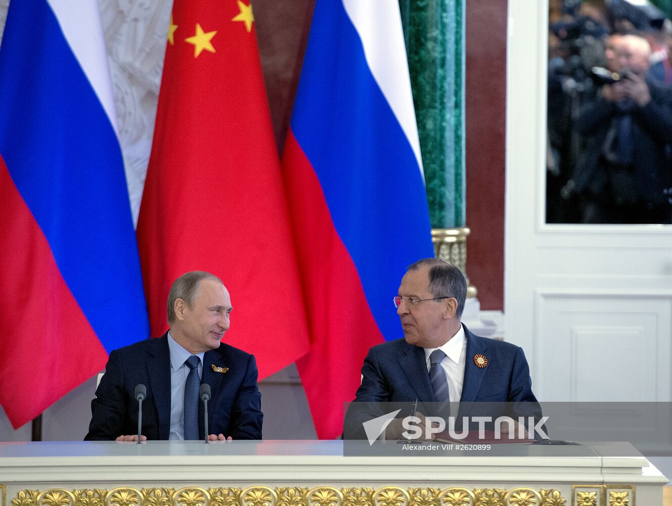 Vladimir Putin and Xi Jinping sign joint documents and make statements for the press