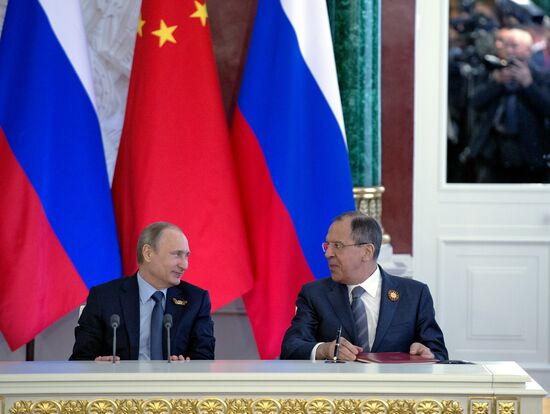 Vladimir Putin and Xi Jinping sign joint documents and make statements for the press