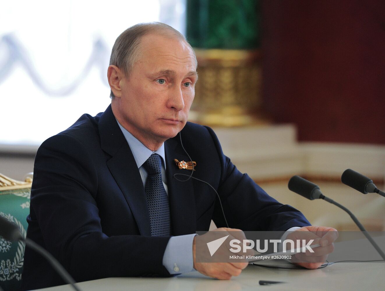 Vladimir Putin and Xi Jinping sign joint documents and make statements for the press