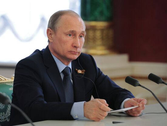 Vladimir Putin and Xi Jinping sign joint documents and make statements for the press