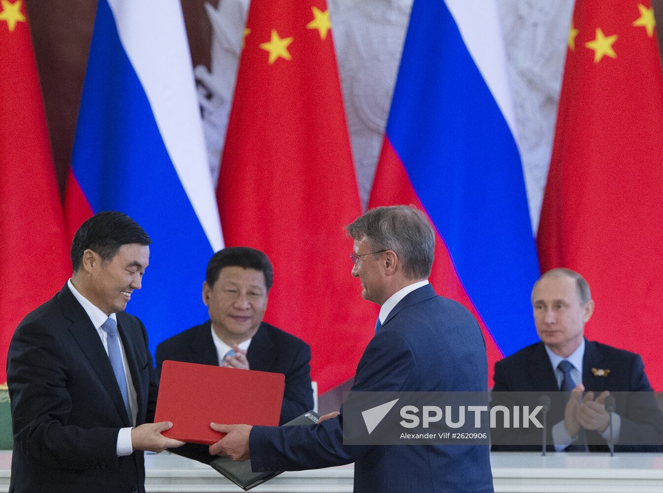 Vladimir Putin and Xi Jinping sign joint documents and make statements for the press