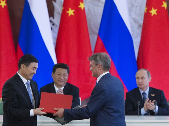 Vladimir Putin and Xi Jinping sign joint documents and make statements for the press
