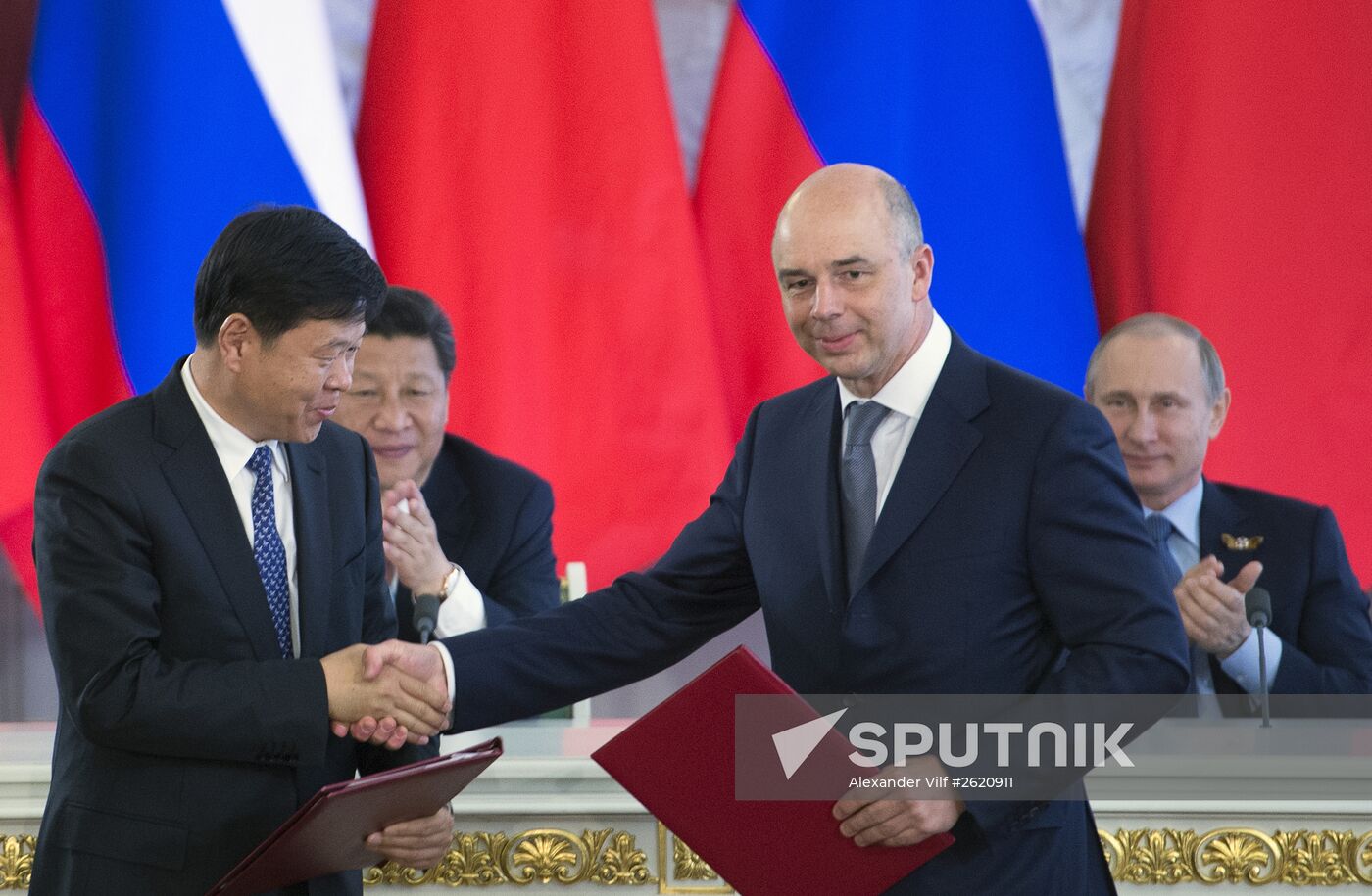 Vladimir Putin and Xi Jinping sign joint documents and make statements for the press