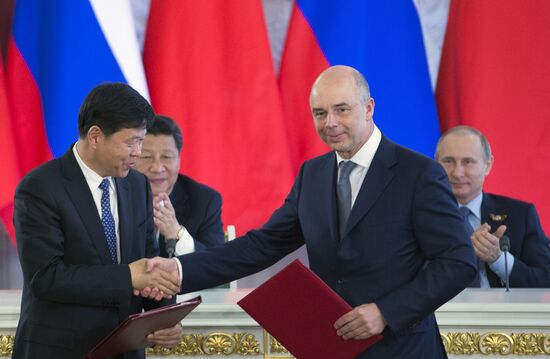 Vladimir Putin and Xi Jinping sign joint documents and make statements for the press