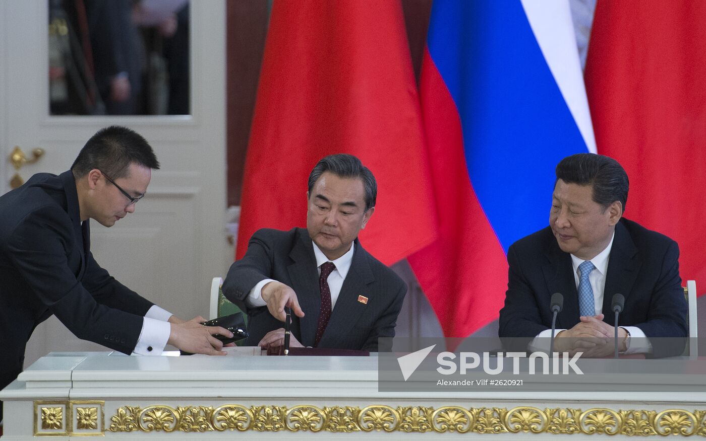 Vladimir Putin and Xi Jinping sign joint documents