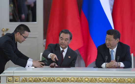 Vladimir Putin and Xi Jinping sign joint documents