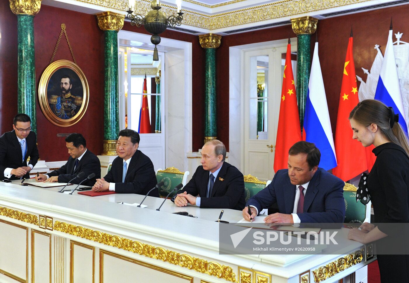 Vladimir Putin and Xi Jinping sign joint documents and make statements for the press