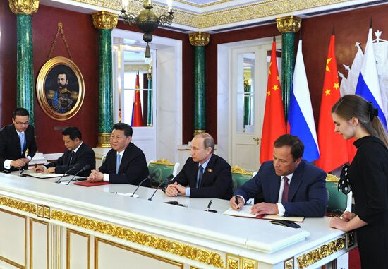 Vladimir Putin and Xi Jinping sign joint documents and make statements for the press