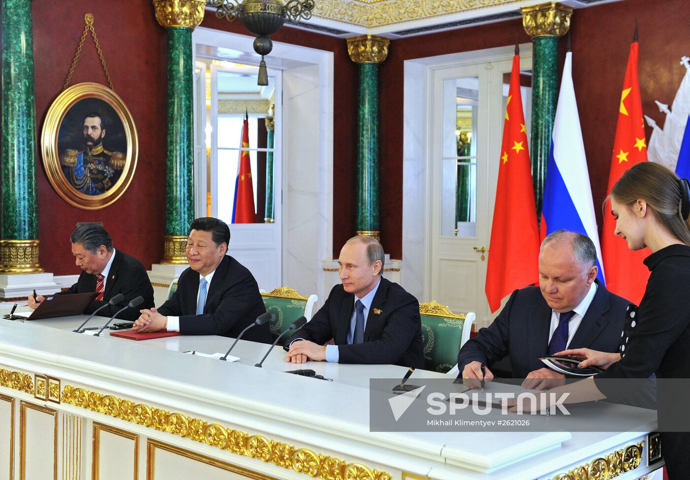 Vladimir Putin and Xi Jinping sign joint documents and make statements for the press