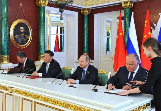 Vladimir Putin and Xi Jinping sign joint documents and make statements for the press