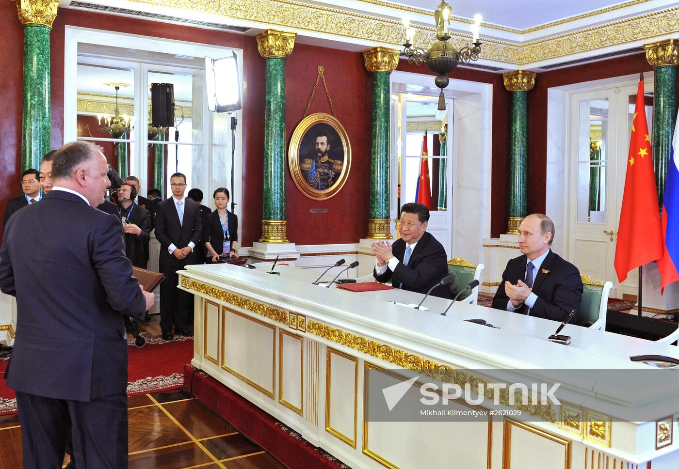 Vladimir Putin and Xi Jinping sign joint documents and make statements for the press