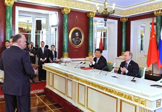 Vladimir Putin and Xi Jinping sign joint documents and make statements for the press