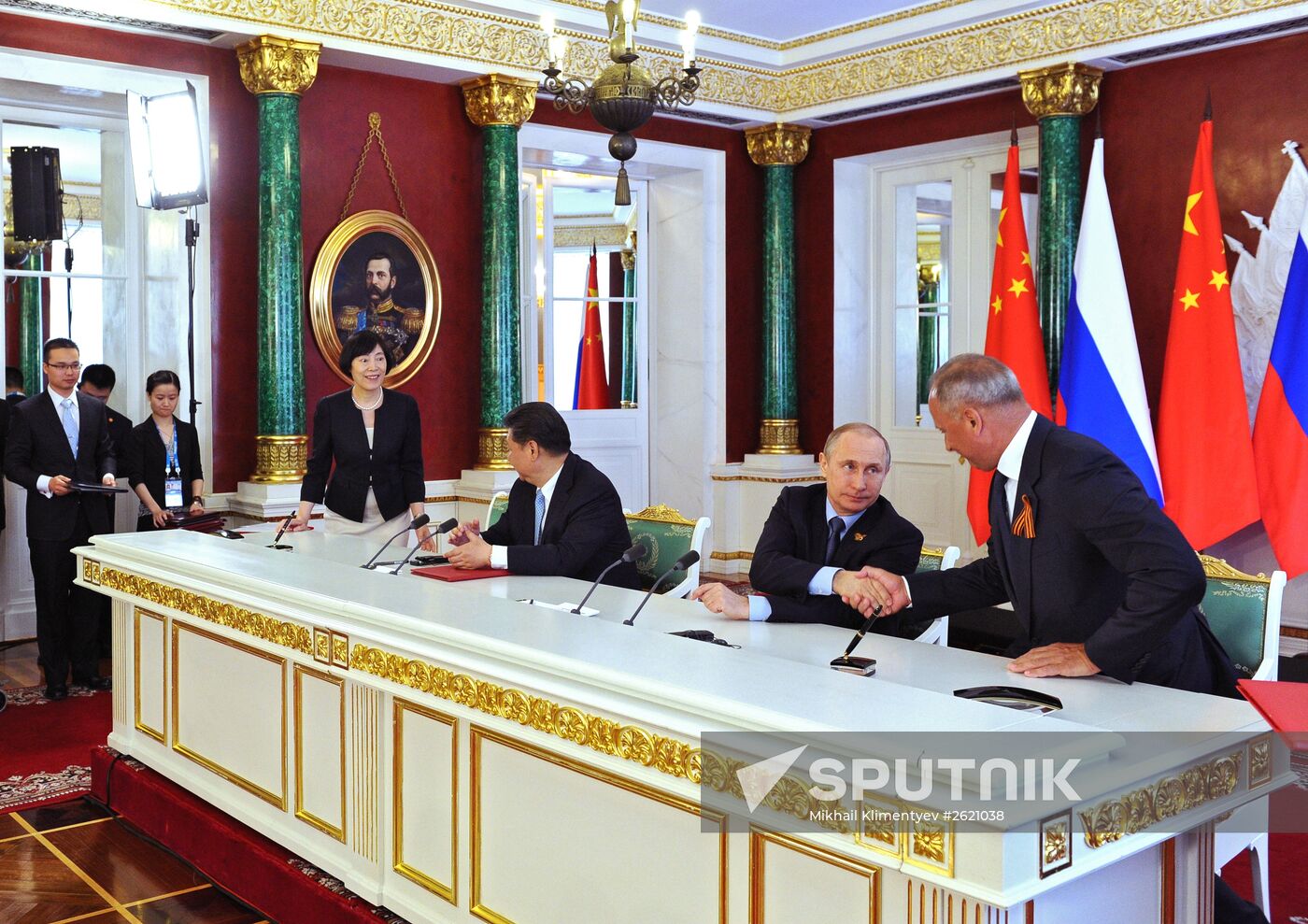 Vladimir Putin and Xi Jinping sign joint documents and make statements for the press