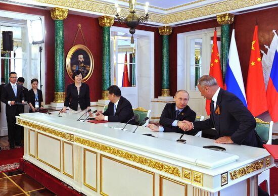 Vladimir Putin and Xi Jinping sign joint documents and make statements for the press
