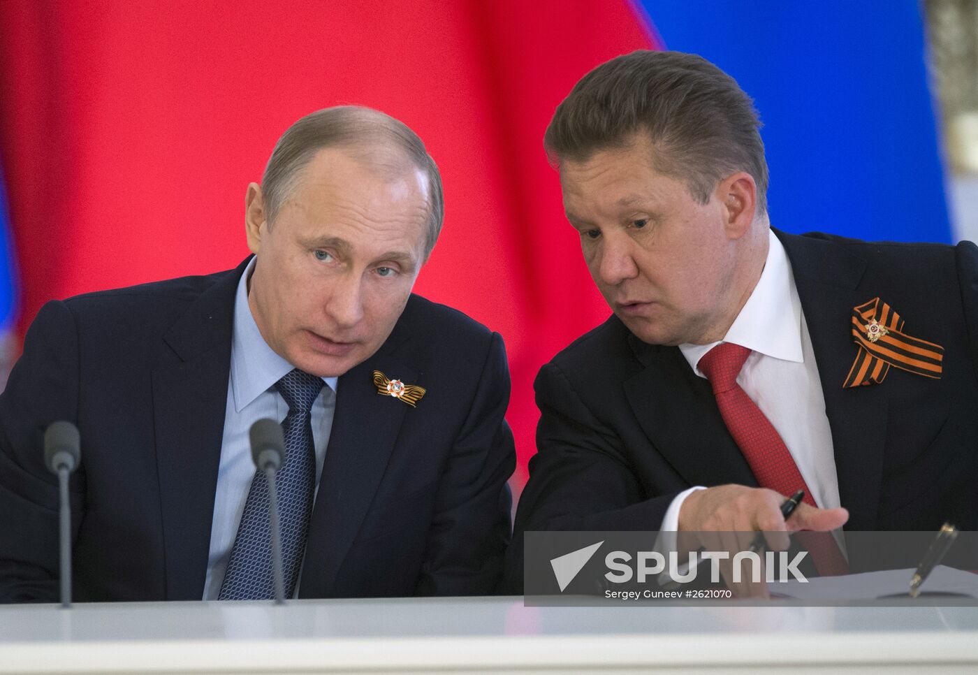 Vladimir Putin and Xi Jinping sign joint documents