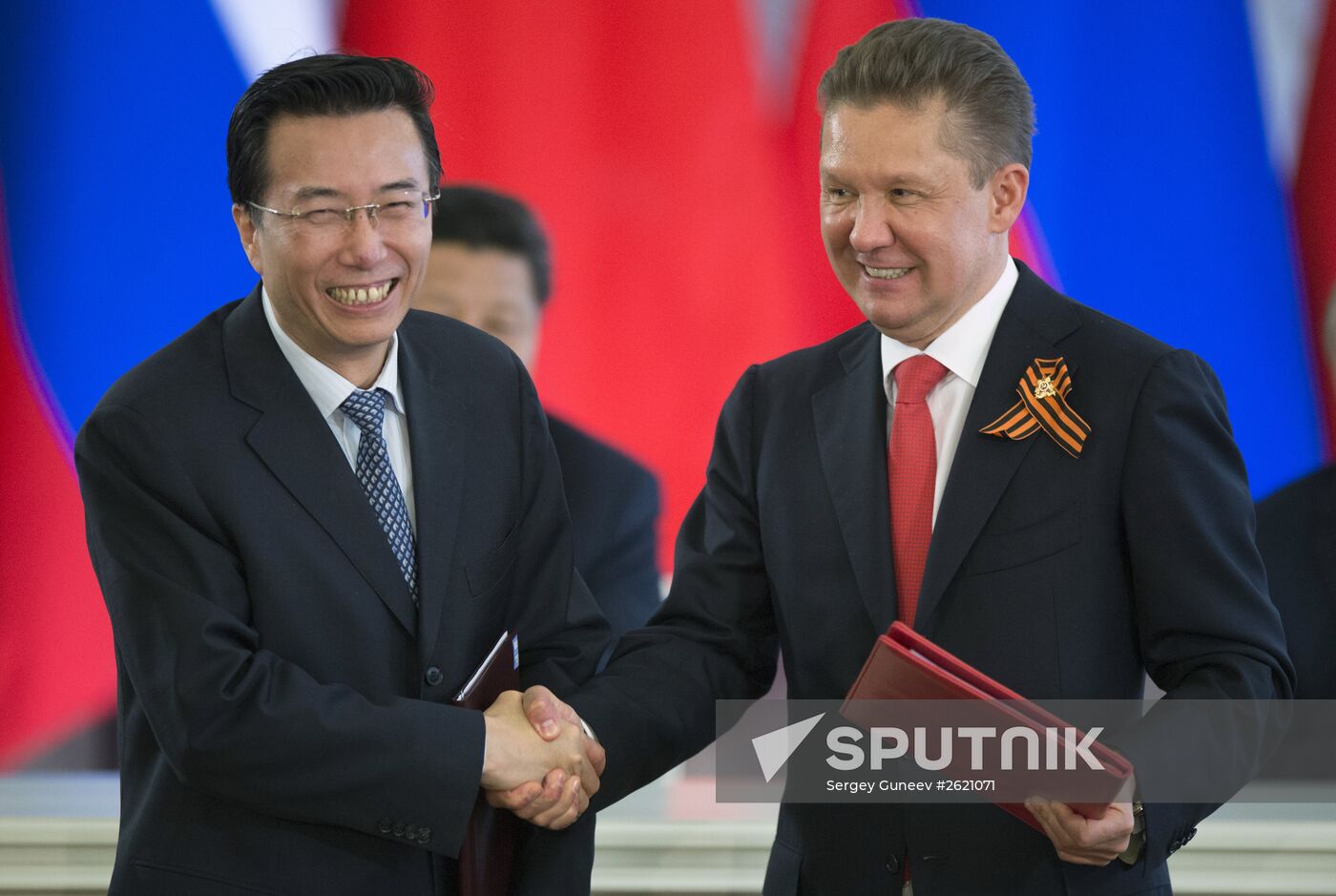 Vladimir Putin and Xi Jinping sign joint documents