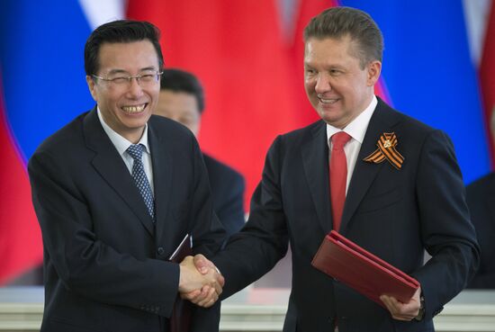 Vladimir Putin and Xi Jinping sign joint documents
