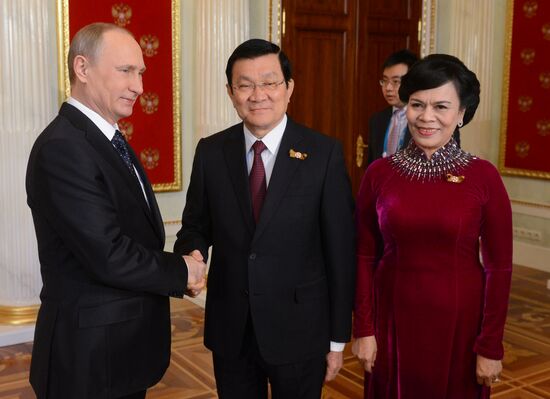 Russian President Vladimir Putin welcomes foreign delegation heads and honorary guests