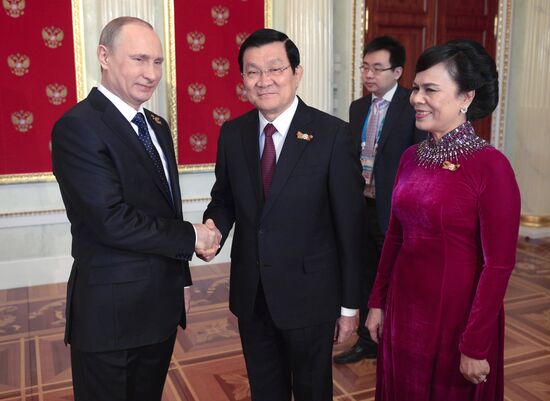 Russian President Vladimir Putin welcomes foreign delegation heads and honorary guests