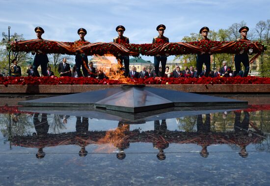 Flower-laying ceremony at the Tomb of the Unknown Soldier
