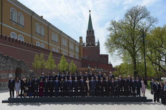 Delegation heads at joint photo session