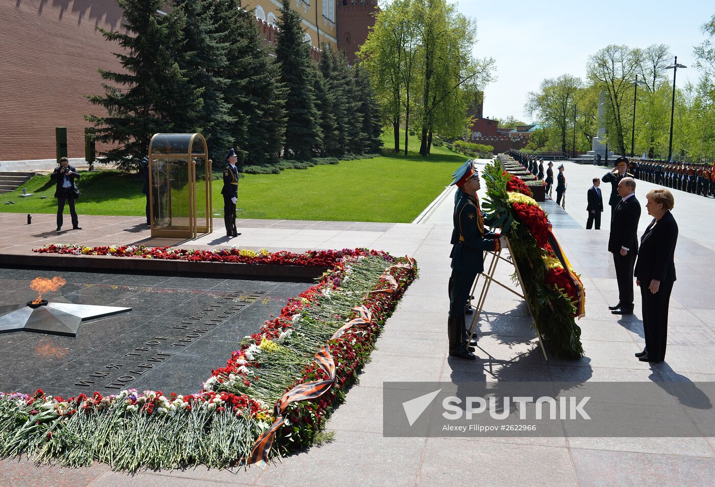 Vladimir Putin and German Chancellor Angela Merkel lay flowers at Tomb of the Unknown Soldier