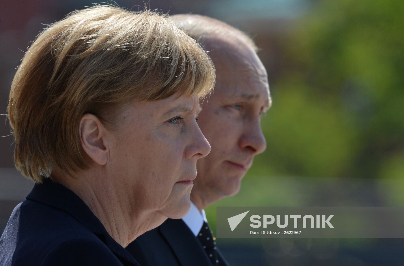 Vladimir Putin and German Chancellor Angela Merkel lay flowers at Tomb of the Unknown Soldier