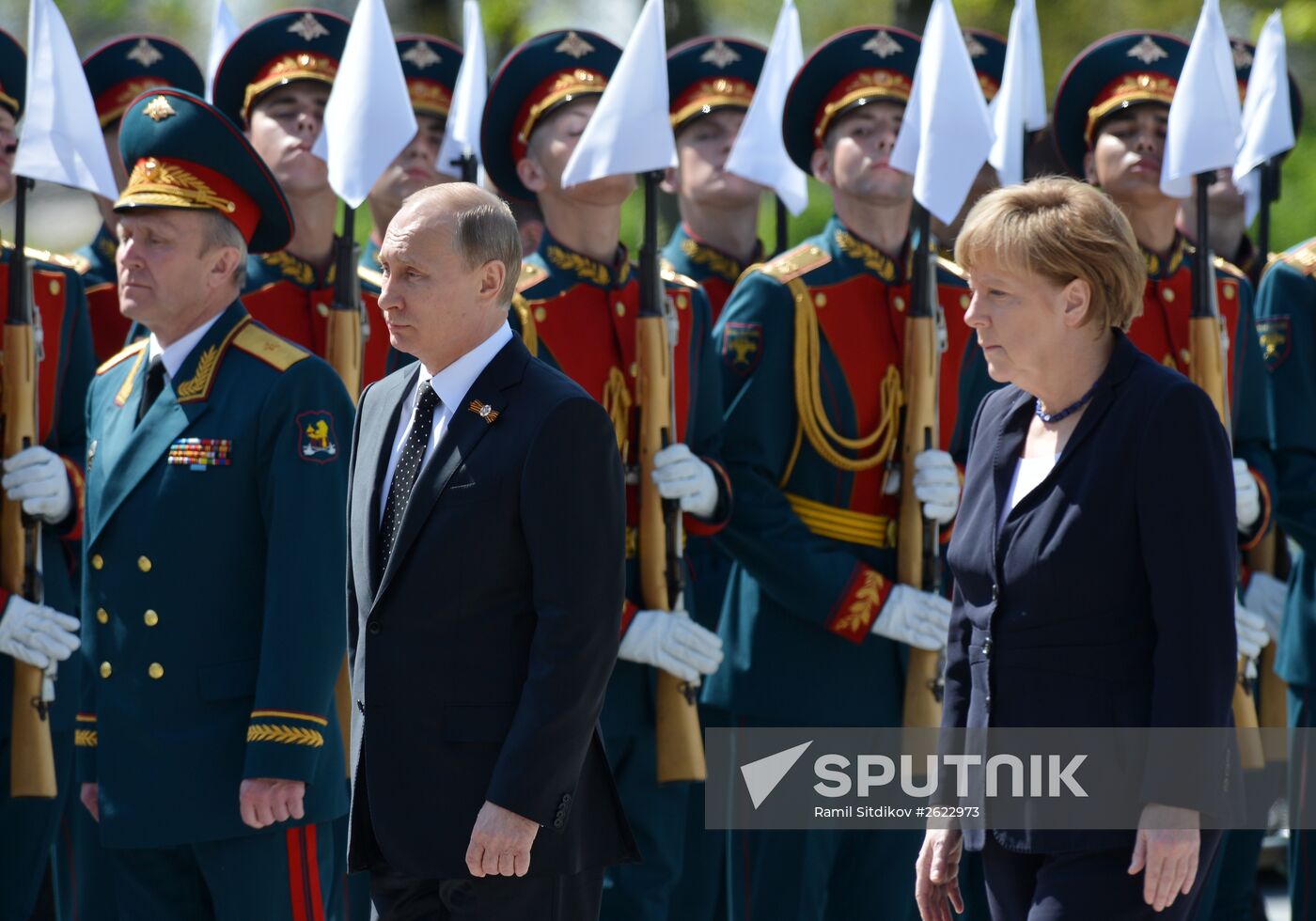 Vladimir Putin and German Chancellor Angela Merkel lay flowers at Tomb of the Unknown Soldier