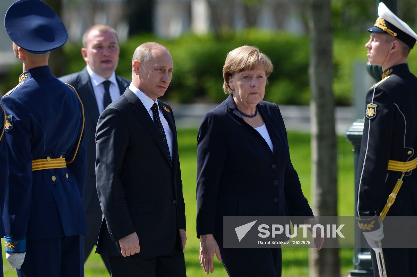 Vladimir Putin and German Chancellor Angela Merkel lay flowers at Tomb of the Unknown Soldier